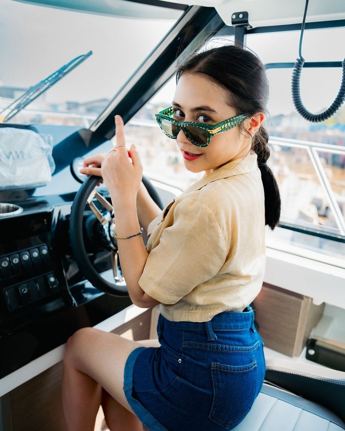 Prilly Latuconsina beli yacht,
