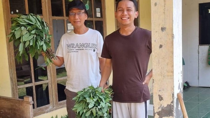 Prof Dr Heru Nugroho (Kiri) dan Mahasiswanya, Surya Aji