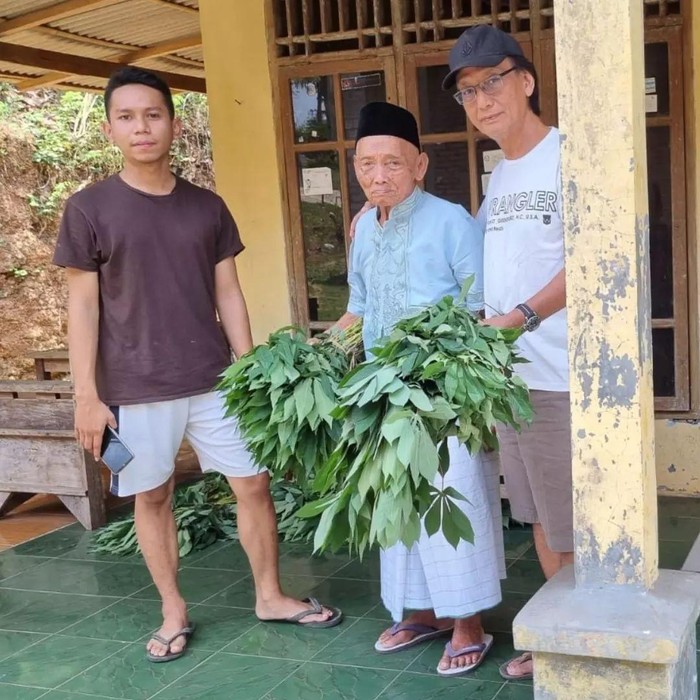 Prof Heru (Kanan Baju Putih) berada di rumah mahasiswanya bernama Surya Aji