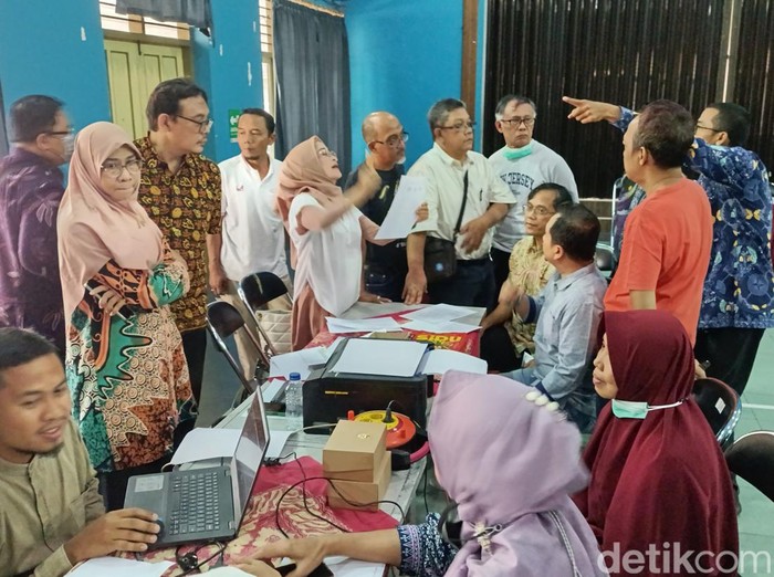 Protes warga Perumahan Darussalam ke tim appraisal saat musyawarah tol Jogja-Solo-YIA di Kantor Kalurahan Ambarketawang, Gamping, Kabupaten Sleman, Kamis (24/10/2024).