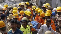 Dilansir AP, sebuah bangunan tujuh lantai yang sedang dibangun runtuh di India selatan selama hujan monsun lebat, menewaskan sedikitnya lima pekerja dan menjebak tiga lainnya, kata polisi setempat.  