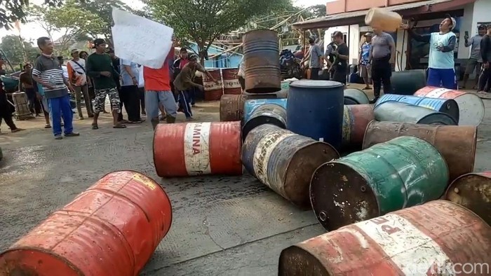 Puluhan nelayan di Kecamatan Blanakan, Subang, melakukan unjuk rasa di depan Kantor KUD Mina Fajar Sidik.