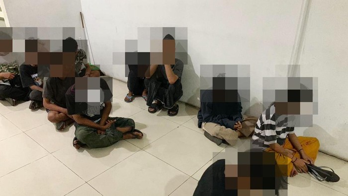 Puluhan remaja laki-laki dan perempuan yang diciduk saat pestamiras di Surabaya