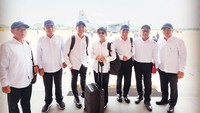  Raffi foto bersama dengan staf khusus dan utusan khusus Presiden Prabowo Subianto dengan latar belakang pesawat Super Hercules. Foto: dok. Instagram Raffi Ahmad