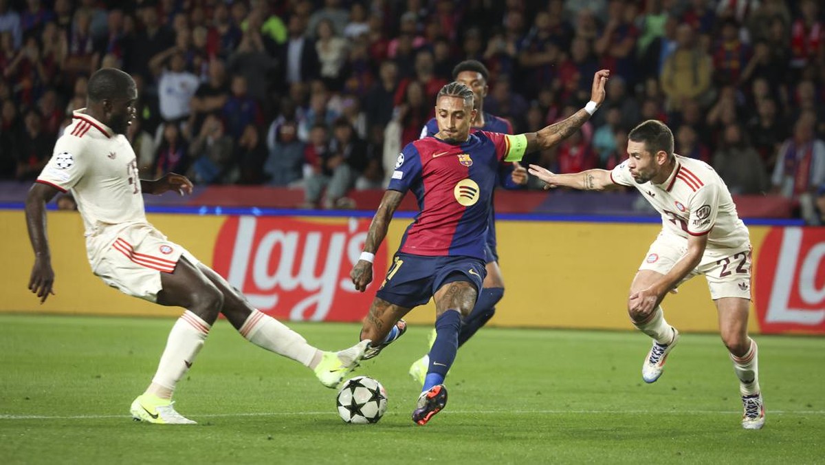 Aksi winger Barcelona, Raphinha, membobol gawang Bayern Munich di Liga Champions. (Foto: Adria Puig/Anadolu via Getty Images)