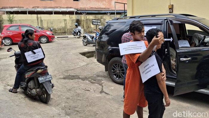 Rekonstruksi pembunuhan sopir truk asal Lampung di Polda Sumsel.