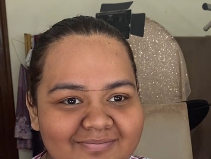 Riasan makeup bikin pangling.