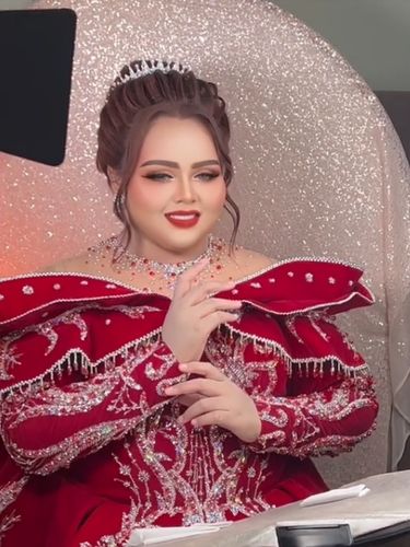 Riasan makeup bikin pangling.