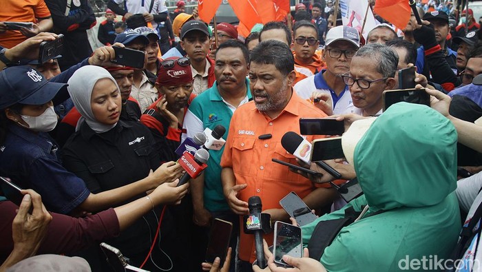 Ribuan Buruh Demo di Kawasan Patung Kuda, Tuntut Kenaikan Upah 10% Ribuan buruh hari ini menggelar massa aksi unjuk rasa menuntut kenaikan upah hingga 10%. Aksi ini akan berlangsung di depan Istana Negara, Jakarta.
