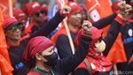Ribuan Buruh Demo di Patung Kuda, Tuntut Kenaikan Upah 10%