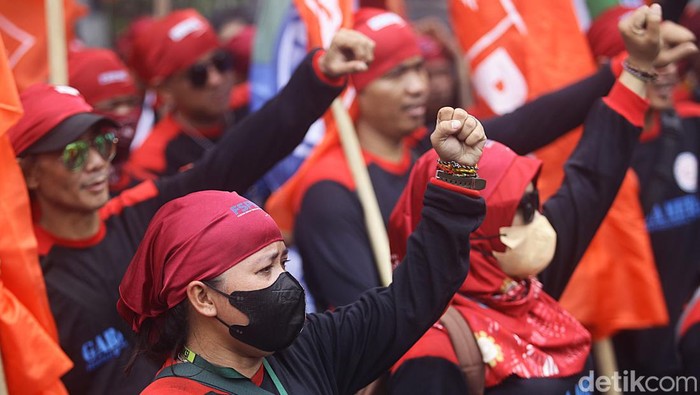 Ribuan Buruh Demo di Kawasan Patung Kuda, Tuntut Kenaikan Upah 10% Ribuan buruh hari ini menggelar massa agresi unjuk rasa menuntut peningkatan upah hingga 10%. Aksi ini akan berjalan di depan Istana Negara, Jakarta. daftar undangan buruh