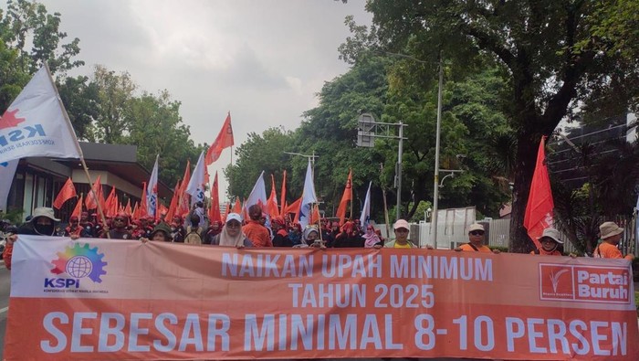 Ribuan buruh di Jakarta menggelar aksi unjuk rasa menuntut kenaikan upah hingga 10%.