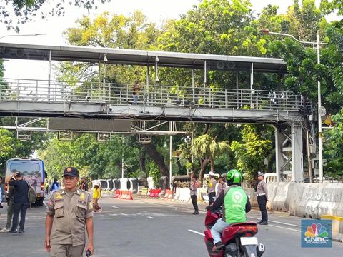 Ribuan massa aksi demonstrasi di kawasan Patung Kuda MONAS Jakarta telah membubarkan diri. Lalu lintas di Jalan Medan Merdeka Barat arah Istana Negara kembali dibuka. (CNBC Indonesia/Martyasari Rizky)