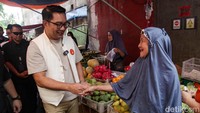 Cagub nomor urut 1 ini berkeliling pasar sekitar 40 menit.