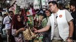 Momen RK Blusukan dan Naik Bajaj di Pasar Kebayoran Lama