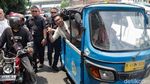 Momen RK Blusukan dan Naik Bajaj di Pasar Kebayoran Lama