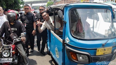 Momen RK Blusukan dan Naik Bajaj di Pasar Kebayoran Lama