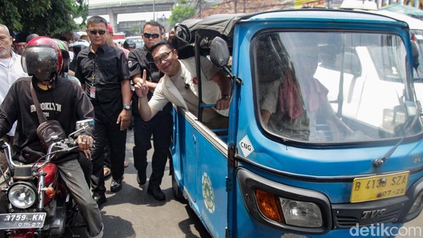 Momen RK Blusukan dan Naik Bajaj di Pasar Kebayoran Lama