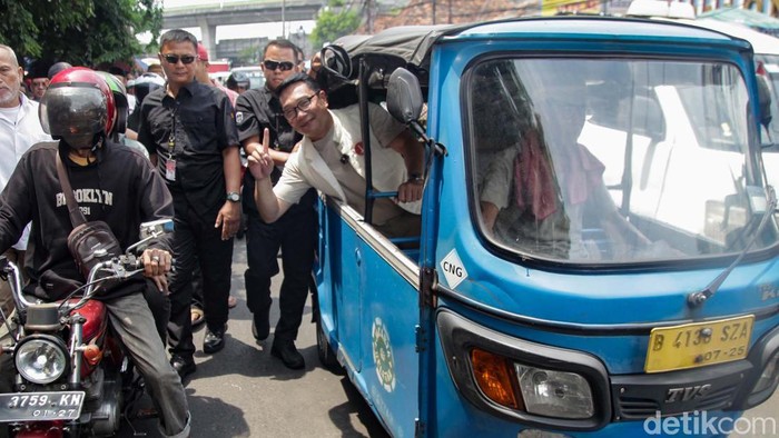 Cagub Jakarta Ridwan Kamil (RK) blusukan ke Pasar Kebayoran Lama, Jakarta Selatan. RK dicurhati soal harga pangan oleh pedagang.