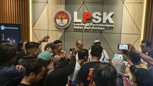 Ipda Rudy Soik bersama kuasa hukumnya, Ferdy Maktaen saat memberikan keterangan kepada wartawan di kantor LPSK, Kamis (24/10/2024). (Dok. Rudy Soik).