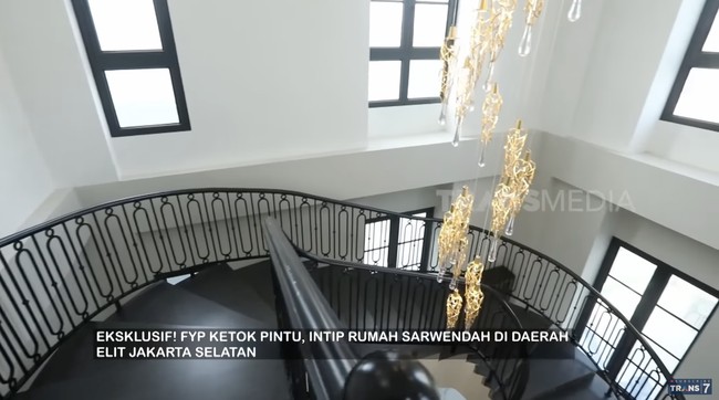Nuansa monokromatis mendominasi. Paduan warna hitam dan putih memberi kesan bersih sekaligus modern. (Foto: YouTube/Trans7 Official)