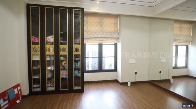 Sebuah ruangan didedikasikan khusus untuk anak Sarwendah dan Ruben berlatih balet. Lantai kayunya terbuat dari material khusus yang ramah bagi kaki penari balet. (Foto: YouTube/Trans7 Official)