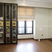 Sebuah ruangan didedikasikan khusus untuk anak Sarwendah dan Ruben berlatih balet. Lantai kayunya terbuat dari material khusus yang ramah bagi kaki penari balet. (Foto: YouTube/Trans7 Official)