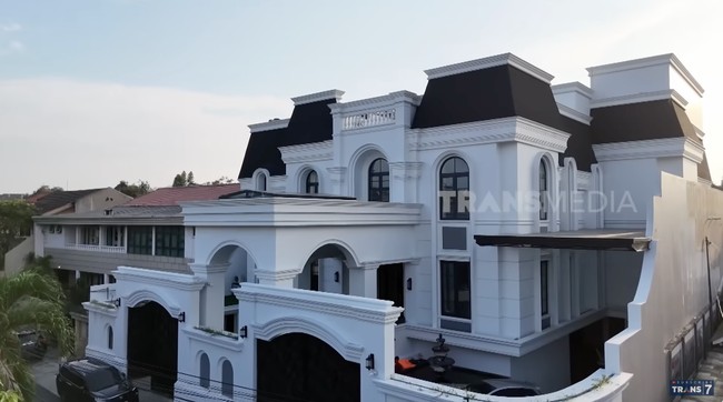 Dengan gaya arsitektur American classic yang modern, rumah barunya tak kalah mewah dari kediaman terdahulu. (Foto: YouTube/Trans7 Official)
