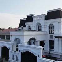 Dengan gaya arsitektur American classic yang modern, rumah barunya tak kalah mewah dari kediaman terdahulu. (Foto: YouTube/Trans7 Official)