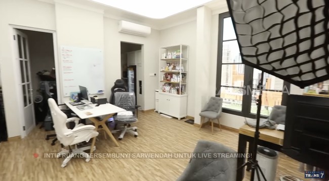 Di sinilah, kantor Sarwendah untuk membuat berbagai konten media sosial. (Foto: YouTube/Trans7 Official)