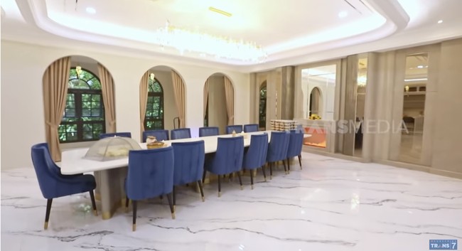 Meja makan di rumah Sarwendah dapat mengakomodasi hampir 20 orang. Menariknya, permukaan meja tersebut dapat menyala. (Foto: YouTube/Trans7 Official)