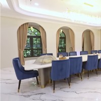 Meja makan di rumah Sarwendah dapat mengakomodasi hampir 20 orang. Menariknya, permukaan meja tersebut dapat menyala. (Foto: YouTube/Trans7 Official)