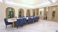 Ruang makan dibuat cukup luas tanpa ada sekat sama sekali. Terdapat 2 meja makan yang disiapkan. Satu yang ukurannya lebih panjang dan bisa menampung 12-13 orang. Satu meja makan lainnya menyatu dengan kitchen island. Uniknya di dekat meja makan panjang terdapat replika api uggun. Foto: YouTube/Trans7 Official