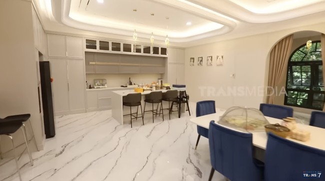 Lantai di area dapur dan ruang makan full marmer. (Foto: YouTube/Trans7 Official)