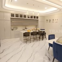Lantai di area dapur dan ruang makan full marmer. (Foto: YouTube/Trans7 Official)