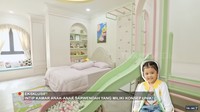 Kamar anak bungsunya, Thania memiliki konsep kamar tidur dan playground mini. Terdapat perosotan, arena climbing, dan kolam bola. Thania juga memajang banyak boneka kesukaannya di atas kasur. Foto: YouTube/Trans7 Official