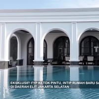Halaman belakang difungsikan untuk kolam renang yang cukup luas. Pilar-pilar rumah yang melengkuh semakin menambah kesan mewah. (Foto: YouTube/Trans7 Official)