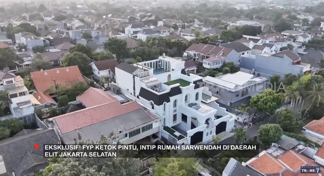 Selepas cerai dari Ruben Onsu, Sarwendah kini tinggal di sebuah rumah mewah yang baru rampung dibangun. Pembangunan menghabiskan waktu hampir tiga tahun. (Foto: YouTube/Trans7 Official)