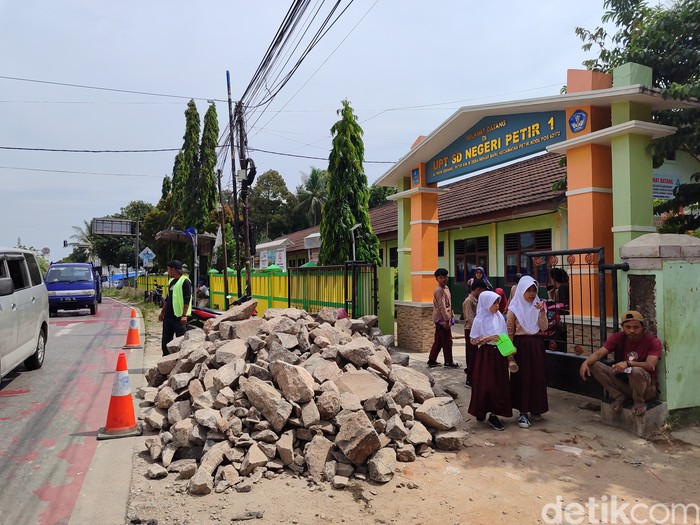 SDN 1 Petir disegel orang yang mengaku ahli waris. (Bahtiar Rifai/detikcom)