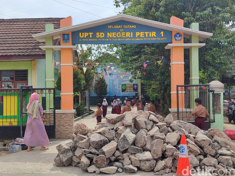 SDN 1 Petir disegel orang yang mengaku ahli waris. (Bahtiar Rifa'i/detikcom)