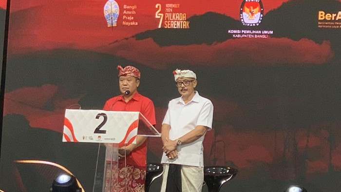 Pslon nomor urut 2, Sedana Artha-Diar saat debat pertama Pilbup Bangli di Denpasar, Kamis (24/10/2024).