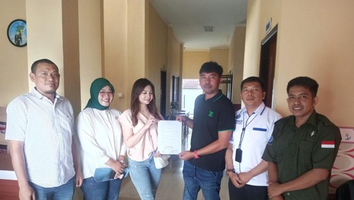 Selebgram Dwita Qorin dan Abdul Hamid saat menunjukkan surat perdamaian di Polresta Mataram. (Foto: Dok. Istimewa)