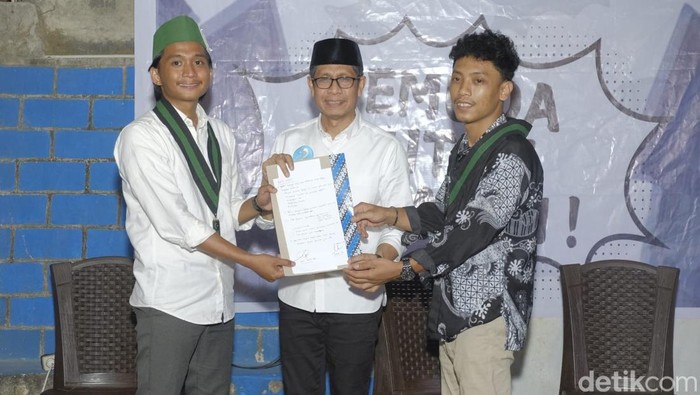 Ketua HMI Cabang Soppeng Nursandi berfoto bersama Cawabup Soppeng nomor urut 2 Selle KS Dalle.