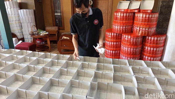 Seorang pekerja saat mengerjakan pak katering di Magelang, Kamis (24/10/2024).