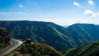 Jalanan indah di Shillong yang berliku mengarah ke objek wisata seperti Mawlynnong dan Cherrapunji serta dikelilingi perbukitan hijau, membuat pengguna jalan bisa menikmati keindahan alam yang menakjubkan. Getty Images