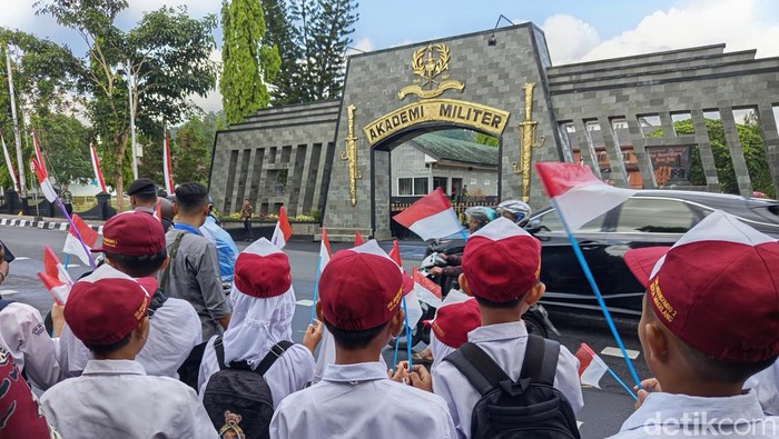 Siswa SD melakukan penyambutan kepada Presiden Prabowo Subianto dan Wakil Presiden Gibran Rakabuming Raka di pinggir jalan menuju Akmil Magelang, Kamis (24/10/2024).