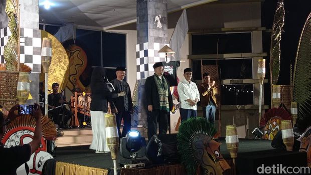 Suasana orasi budaya di halaman Gedung Kesenian Kota Tasikmalaya, Rabu (23/10/2024) malam.