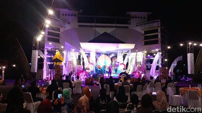 Suasana orasi budaya di halaman Gedung Kesenian Kota Tasikmalaya, Rabu (23/10/2024) malam.