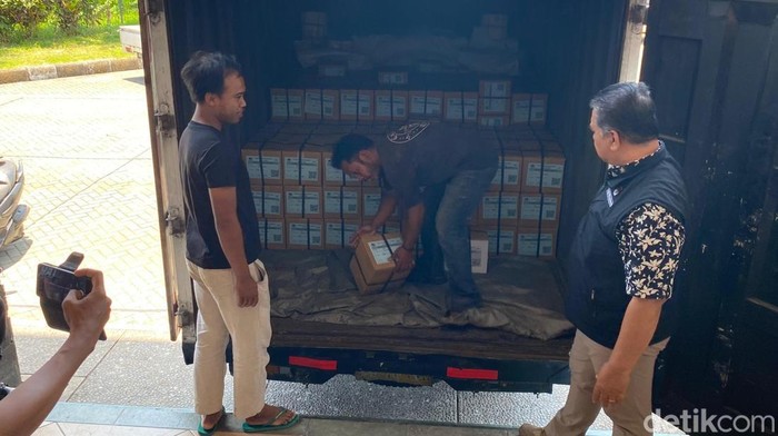 Surat suara untuk Pilkada Serentak 2024 tiba di GOR Gunung Agung, Amlapura, Karangasem, Kamis (24/10/2024). (Foto: I Wayan Selamat Juniasa/detikBali)