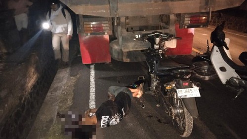 Pemotor luka parah setelah tabrak truk parkir di jalur Amlapura-Singaraja, Rabu (23/10/2024). (dok. Polres Karangasem)